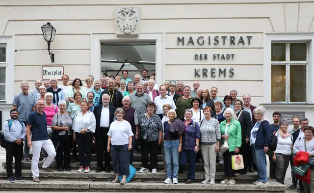 Empfang der Wallfahrer:innen vor dem Kremser Rathaus mit Bürgermeister Peter Molnar, Stadtrat Martin Sedelmaier, Gemeinderätin Christa Eberl, Diakon Klaus Killer, Pfarrer Franz Richter, Kaplan Prakash Kamalapuram und Pfarrgemeinderätin Maria Mayer-Schwingenschlögl. | Foto: Stadt Krems