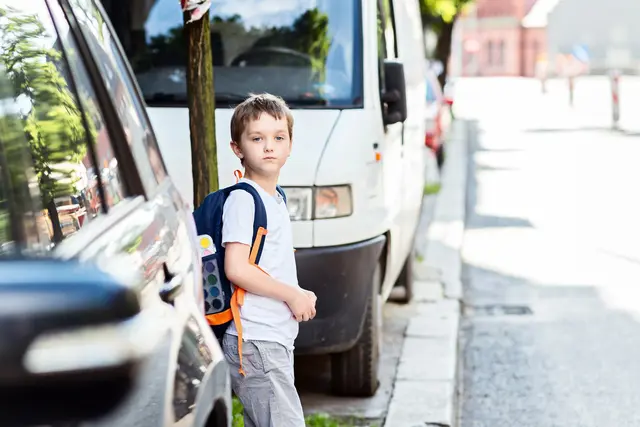 Bei der Erklärung des Weges müssen Eltern das Blickfeld der Kinder berücksichtigen: Kinder werden oft von Gegenständen und Fahrzeugen am Straßenrand verdeckt. | Foto: djedzura/smarterpix
