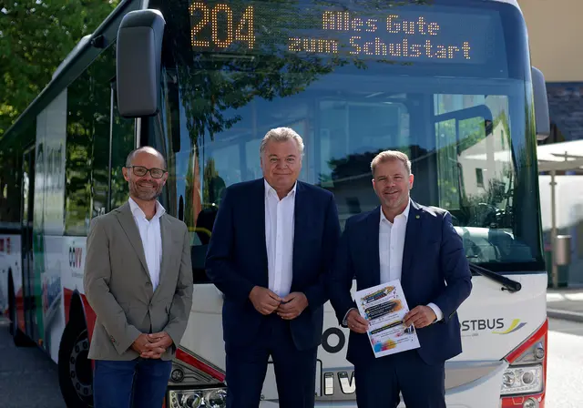 Peter Glas, Regionalbetreuer OÖ Verkehrsverbund, Landesrat für Mobilität und Infrastruktur Günther Steinkellner und Thomas Prihoda, Bürgermeister Goldwörth (v. l.). | Foto: Land OÖ/Daniel Kauder