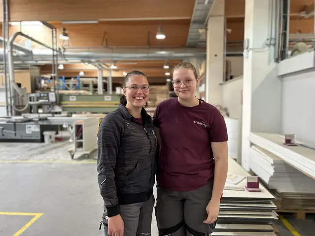 Birgit Pichler und Christina Hößl sind bei der Tischlerei Scheschy tätig. | Foto: Hanna Reisinger 