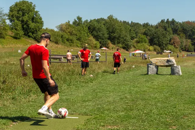 Die Soccergolf-Anlage befindet sich direkt neben der B156 am Sportplatzgelände neben dem Kunstrasenplatz in Handenberg. Ziel ist es, den Ball mit möglichst wenig Kontakten ins Ziel zu spielen. | Foto: Soccergolf Innviertel
