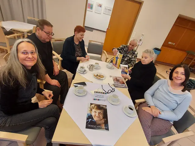 Petra Tierscherl (links) und Katharina Süssenbacher (rechts) mit Besucherinnen und Besuchern des „Cafés wider das Vergessen“. | Foto: BV 5