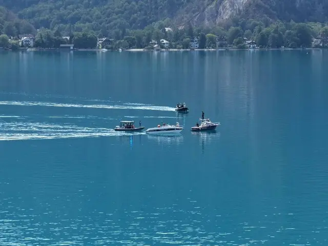 Suchaktion nach dem Kleinflugzeug im Attersee. | Foto: fotokerschi.at/Matthias Kaltenleitner