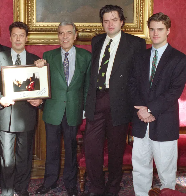 1994 nach der Österreich-Premiere von "Die drei Musketiere", v.l.: Tim Curry, Helmut Zilk, Oliver Platt und Chris O'Donnel. | Foto: APA-Images / APA-Archiv / Harald Schneider