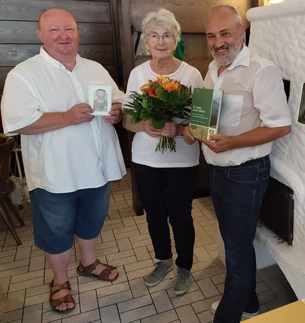 Glückwünsche zum 80. Geburtstag: Die Jubilarin Hermine Schagerl (M.) mit ihren Gratulanten Pfarrer Marian Lewicki und Bürgermeister Manfred Zellhofer in der Jeßnitztaler Stub'n in St. Anton | Foto: Gemeinde St. Anton an der Jeßnitz