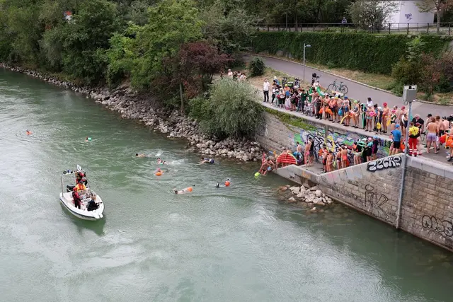 Der Schwimmverein Donaukanal, die Wasserrettung und die Schifffahrtsaufsicht hatten ein Auge auf den schwimmenden Umzug.  | Foto: Umweltbundesamt/B. Gröger