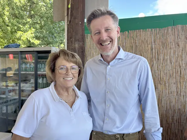 Monika Karbasch mit dem langjährigen Weinwochenorganisator und jetzigen Landesweinbaudirektor Martin Palz | Foto: MeinBezirk/W. Fischer