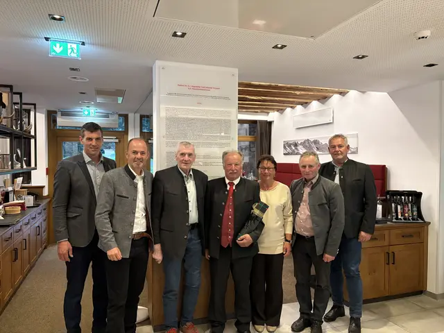 Andreas Matt (neuer Gewalthaber), Josef Hechenberger (Nationalratsabgeordneter und Präsident der Tiroler Landwirtschaftskammer), Paul Ruetz (früherer Gewalthaber), der scheidende Gewalthaber Alfons Falch mit Ehefrau Gabi, Elmar Monz (Obmann des Tiroler Almwirtschaftsvereins) sowie St. Antons Bürgermeister Helmut Mall, (v.l.).  | Foto: Elisabeth Zangerl