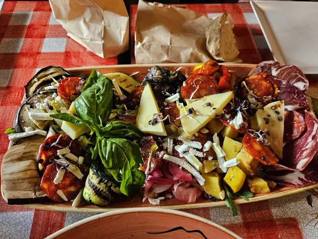 Die „Piatto Due Sicilie“ für zwei Personen überzeugt mit San-Daniele-Schinken, Käse, Wurst und gegrilltem Gemüse. | Foto: Genuss Specht