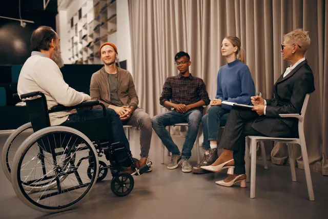 Menschen mit Behinderung sind die Experten für ihre Lebensrealität. Eine Ausbildung bei LebensGroß ermöglicht es ihnen nun zu Bildungsfachkräften zu werden und ihre Einblicke in Form von Vorträgen, Workshops und mehr zu teilen. | Foto: Panthermedia/annas.stills.gmail.com (Symbolfoto)
