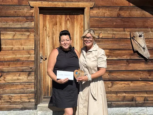 Nationalratsabgeordnete Tina Angela Berger übergab dem Gendorfer Dorfkomitee eine Spende.  | Foto: Tina Berger