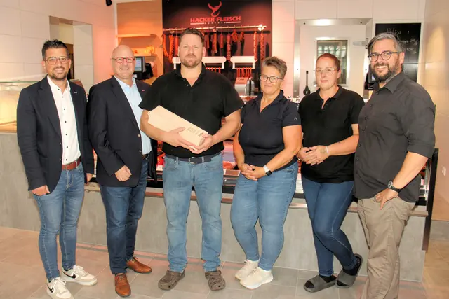 Lukas Kalcher, Peter Sükar und Hanns Buchhauser gratulierten Markus Hacker und seinem Team. | Foto: Cescutti