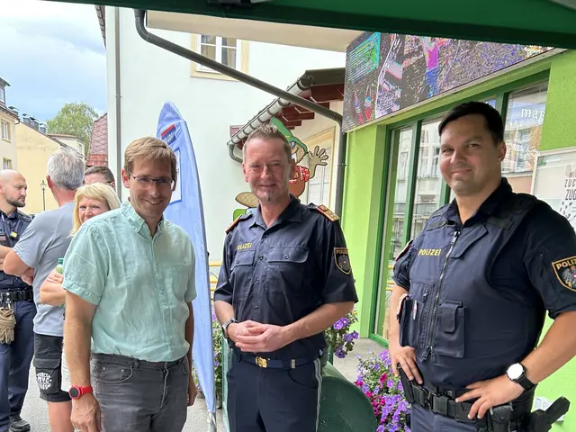 Der Veranstaltung „Coffee with Cops“ wohnte auch Bürgermeister Fabian Fluch (li.) bei.