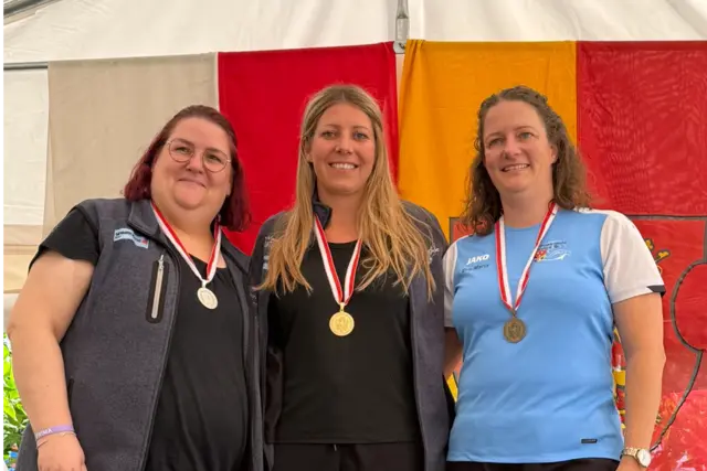 Lisa Setz aus Imst (Bildmitte) gewann vor ihrer Vereinskollegin Julia Seelos (links) den Bewerb Frauen Stehend aufgelegt | Foto: Nathalie Rizzi
