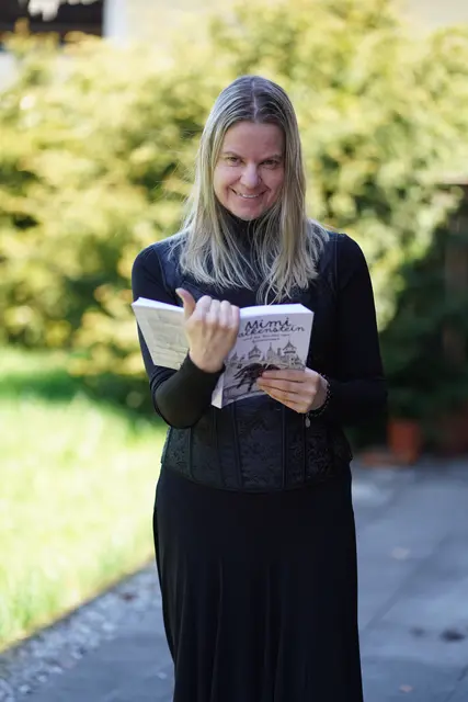 Die Buchautorin Martina Hieke aus Strobl am Wolfgangsee mit ihrem neuen Werk.  | Foto: Andreas Hieke