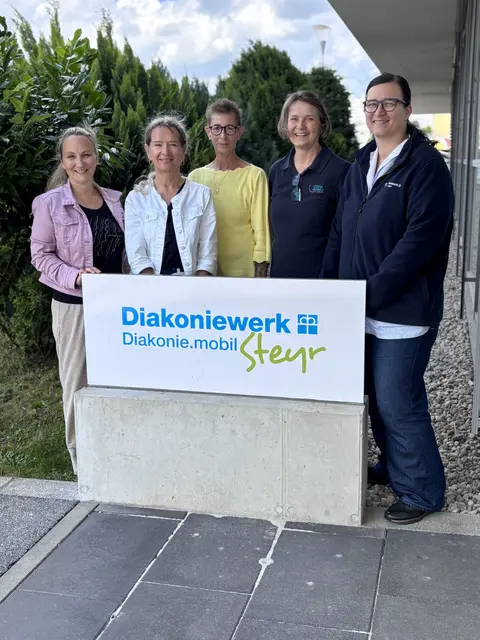 Marlene Baumgartner und Rosemarie Koller vom Mobilen Hospiz- und Palliativteam der Caritas, Beate Grafinger, Johanna Fuchs und Julia Vaclavik von der Diakonie.mobil (v. li.) | Foto: Diakoniewerk