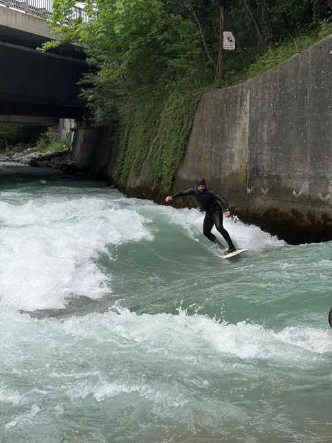 Surfen in Innsbruck? Am Sillkraftwerk ist das dank dem Verein Surf'Inn möglich. Wie der Verein dazu kam und welche Herausforderungen mit "einer Welle für Innsbruck" einhergehen, erfahrt ihr hier. | Foto: Surf'Inn