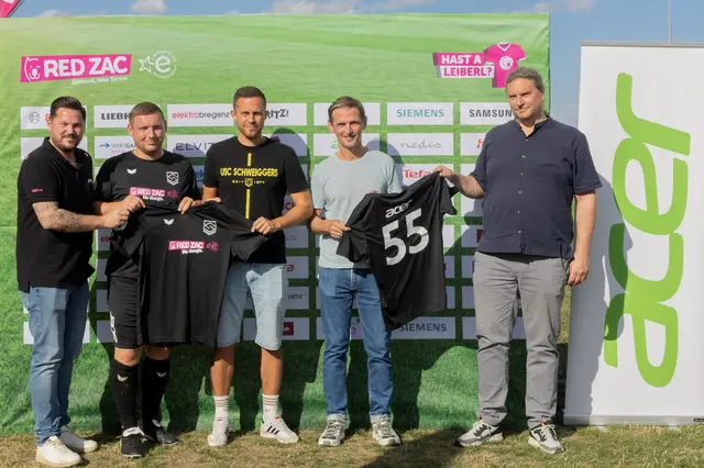 Bernhard Koglbauer (RED ZAC Zentrale), Thomas Reif (USC Schweiggers), Patrick Müllner (Vorstand Sport) Ewald Mengl (RED ZAC Mengl) und Alexander Rochel (ACER) freuen sich über die gelungene Übergabe im Rahmen der RED ZAC Initiative "Hast a Leiberl". | Foto: USC Schweiggers