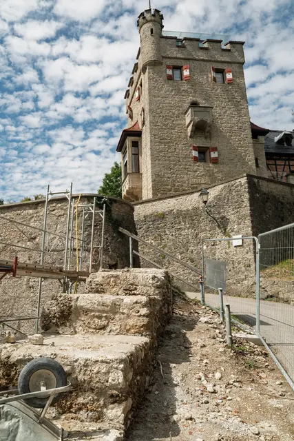 Die Arbeiten werden mit traditionellen Materialien durchgeführt. Fünf Abschnitte werden gezielt saniert. | Foto: Stadt:Salzburg/Alexander Killer