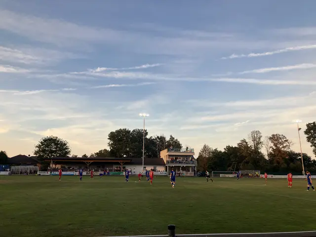 Zwei Vorarlberger haben genug von der FIFA, dem VAR und Millionentransfers – und wollen mit „grottenkick.at“ den Fußball dorthin zurückbringen, wo Bier, Schmäh und echte Leidenschaft zählen: ins Wiener Unterhaus. | Foto: grottenkick.at