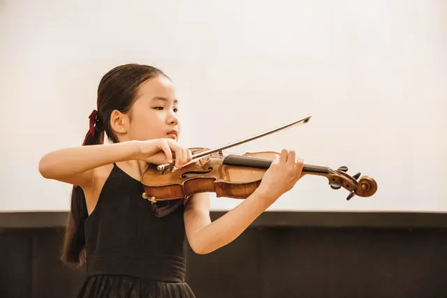 Shuxuan Jin spielt auf der Kindergeige von Mozart.  | Foto: Yenney Photography