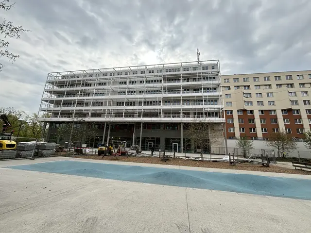 Das Betongebäude aus den 1980er-Jahren wurde revitalisiert und als moderner Bürokomplex wiedereröffnet. (Archiv) | Foto: Luca Arztmann/MeinBezirk