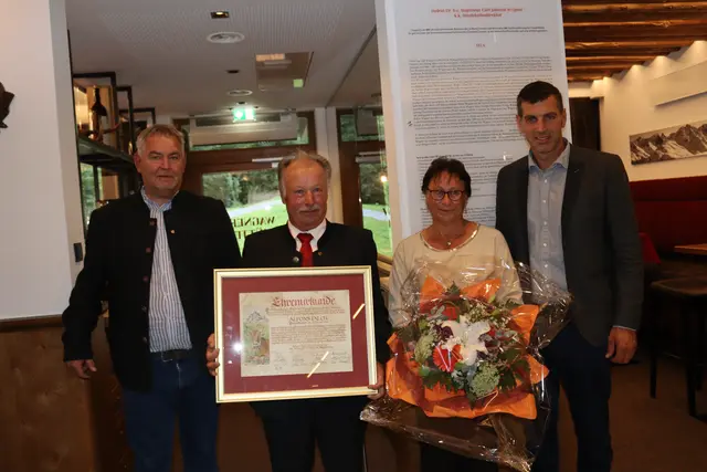 Helmut Mall (Bgm. St. Anton), Alfons und Gabi Falch und Andreas Matt.  | Foto: Elisabeth Zangerl