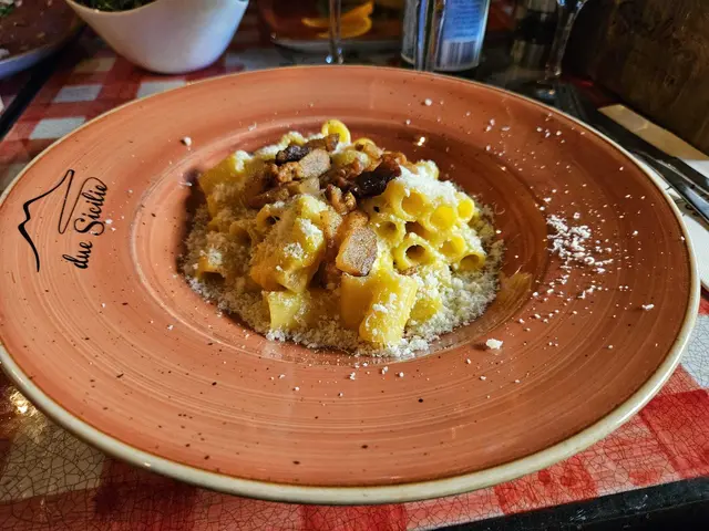 Knuspriger Guanciale trifft auf cremige Sauce: Mezze maniche alla Carbonara. | Foto: Genuss Specht