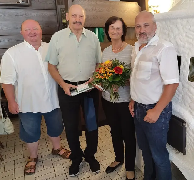 Goldene Hochzeit und 75. Geburtstag in St. Anton an der Jeßnitz: Die Jubilare Rosa und Franz Auer (M.) mit Pfarrer Marian Lewicki und Bürgermeister Manfred Zellhofer | Foto: Gemeinde St. Anton an der Jeßnitz