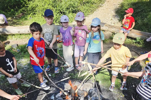 Ein besonderes Highlight im Wald: Gemeinsam wurde Stockbrot über dem Lagerfeuer gebacken und natürlich gleich verkostet. | Foto: MG Telfs