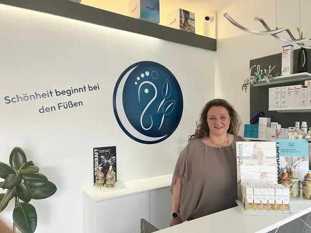 Expertin Kathrin Robwein bietet in der professionellen Fußpflege eine innovative „Kaltplasma-Behandlung“ an. | Foto: Privat