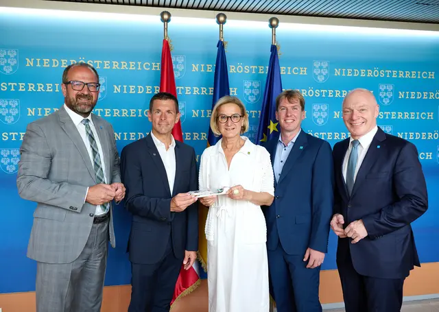 .l. ecoplus Prokurist Bernhard Ebner, Markus Zeilinger, Leiter des Kompetenzzentrums für Präklinische Bildgebung und Medizintechnik der FH Wiener Neustadt, Landeshauptfrau Johanna Mikl-Leitner, Rainer Gotsbacher, ecoplus Technopolmanager Wiener Neustadt, und ecoplus Geschäftsführer Helmut Miernicki. | Foto: NLK Pfeiffer