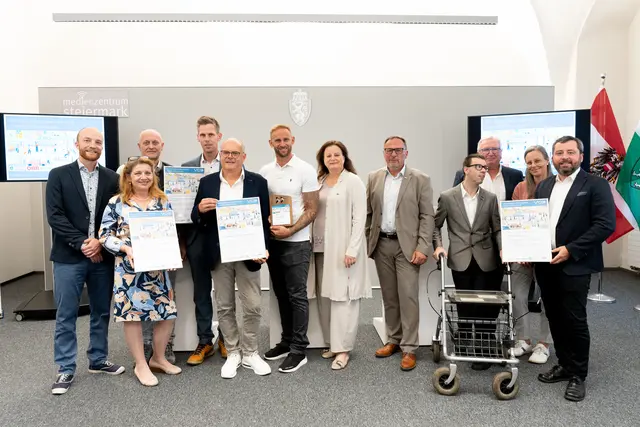 Landesrätin Claudia Holzer, VCÖ-Experte Michael Schwendinger und Peter Wallis, Regionalmanager der ÖBB-Personenverkehr AG, überreichten die VCÖ-Mobilitätspreise Steiermark 2026 an die Gewinnerinnen und Gewinner. | Foto: Land Steiermark/Melanie Laimer