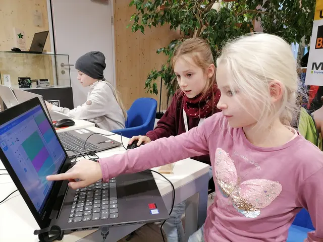 CoderDojo Steyr ermöglicht neben Programmieren auch Einblicke in Unternehmen und Schulen. | Foto: Steyr / Stadt.Impuls I CoderDojo Steyr
