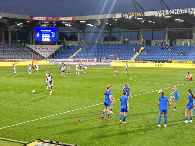 Das Aufwärmen hat begonnen: Um 20:45 geht's los.  | Foto: Tanja Handlfinger
