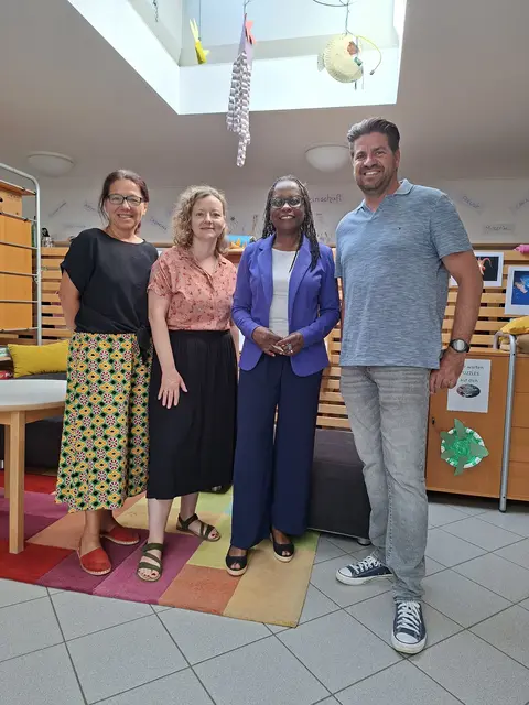 Von links: Marion Rinner, Hortleiterin, Barbara Holzinger, Obfrau des Vereins Kinderstube Puchenau, Beverley Allen-Stingeder, Vorsitzende des Ausschusses für Schule und Kindergarten, Bürgermeister Friedrich Geyrhofer.
 | Foto: Allen-Stingeder