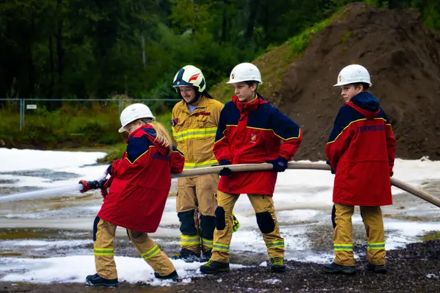 Die Feuerwehrjugend hatte sichtlich Spaß bei der Übung.  | Foto: Lukas Erler