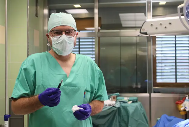 Oberarzt Peter Prötsch, Leiter des Brustzentrums Schärding und Rohrbach, nutzt die neue Fluoreszenz-TEchnologie SPY-PHI zur präzisen Detektion von Wächterlymphknoten bei Brustkrebsoperationen. | Foto: OÖG