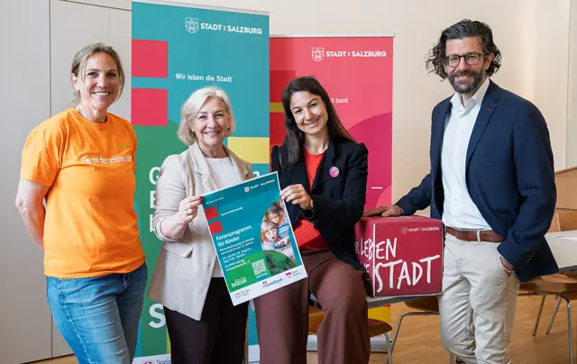 Von links: Vera Schlager (Kinderfreunde Salzburg), Andrea Brandner (Sozialstadträtin), Isa Bojanovsky (Sozialplanung) und Patrick Pfeifenberger (Abteilungsvortand MA3). | Foto: Stadt Salzburg/Alexander Killer