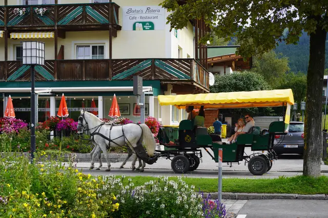 Typisches Bild in Seefeld: Fiaker-Gespann mit Pferde und Kutsche. | Foto: Georg Larcher / MeinBezirk