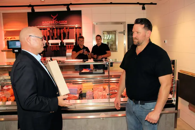 Peter Sükar überreichte Markus Hacker ein Einstandsgeschenk. | Foto: Cescutti