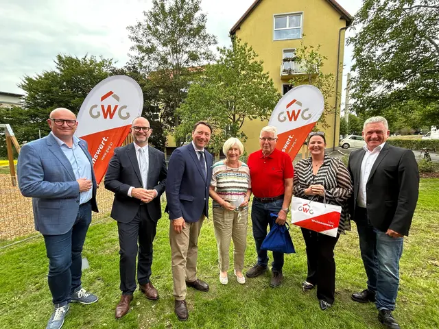 V.l.: Wolfgang Steiger, Geschäftsführung GWG Linz, Bürgermeister Dietmar Prammer (SPÖ), LHStv  Manfred Haimbuchner (FPÖ), zwei Mieter:innen, Beate Gotthartsleitner, Aufsichtsratsvorsitzende und Nikolaus Stadler, Geschäftsführung GWG Linz, und | Foto: GWG Linz