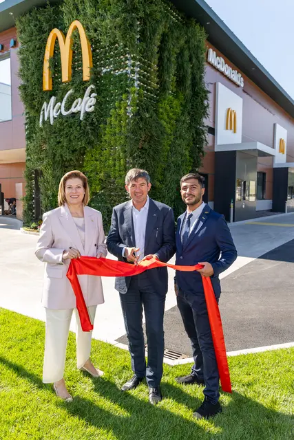 Ellen Staudenmayr (CEO McDonald's Österreich), Daniel Boaje (CEO DBO Gastronomie GmbH) und Muhammed Kaya (Restaurantmanager Wiener Straße) eröffneten am Freitag die ausgebaute Niederlassung.  | Foto: McDonald's Österreich/Christian Husar