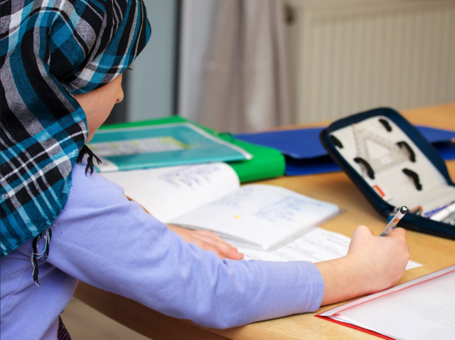 Für unmündige Schülerinnen gilt ab dem neuen Schuljahr ein Kopftuchverbot. Bei Nichteinhaltung folgen Konsequenzen. (Symbolbild) | Foto: Unsplash/Artur Aldyrkhanov