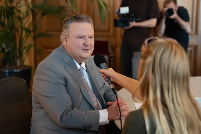 Ein Medientermin der besonderen Art: Diesmal stellte sich Wiens Bürgermeister Michael Ludwig (SPÖ) den Fragen von Kindern, die für einen Tag in die Rolle von Reporterinnen und Reportern schlüpften. | Foto: Sade Jerabek/MeinBezirk