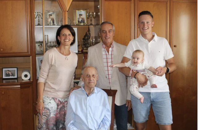 Gleich fünf Generationen waren dabei: Der Jubilar Otto, sein Sohn Leopold, seine Enkelin Angelika, sein Urenkel Niklas sowie seine Ururenkelin Leona.  | Foto: Gemeinde Matzendorf-Hölles