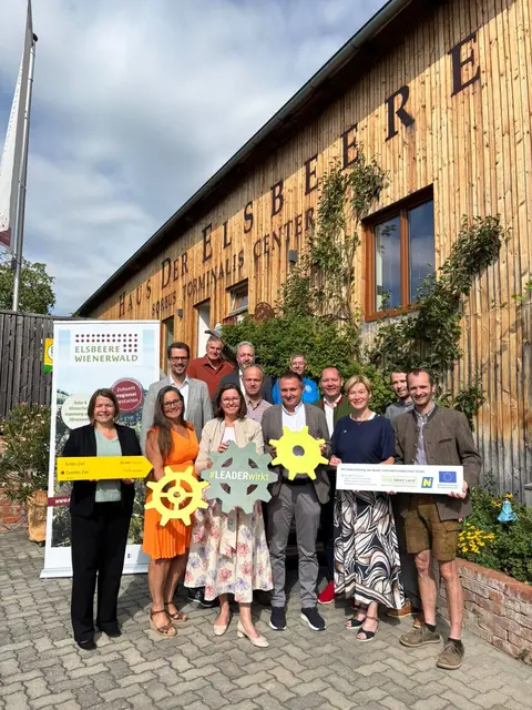 Bürgermeister und LEADER-Obleute präsentieren neues Konzept für die Wanderrouten durch den Wienerwald in Michelbach. | Foto: Magdalena Deskovic / MeinBezirk
