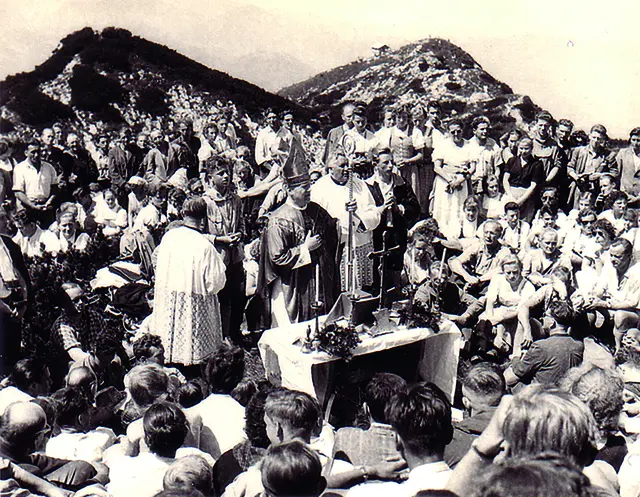 Archivbild einer der ersten Traunsteinmessen, die seit 1950 stattfinden. Im Bild Diözesanbischof Franz Salesius Zauner. | Foto: Hannes Loderbauer
