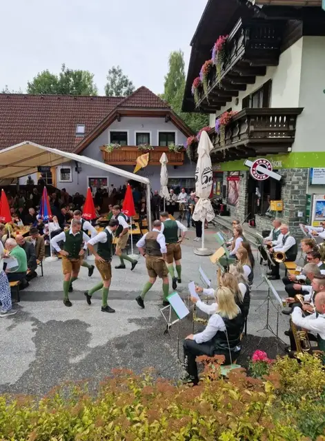 Musik, Tanz und ein vielseitiges Rahmenprogramm gibt es am Birnkirta. | Foto: Gemeinde Hirschegg