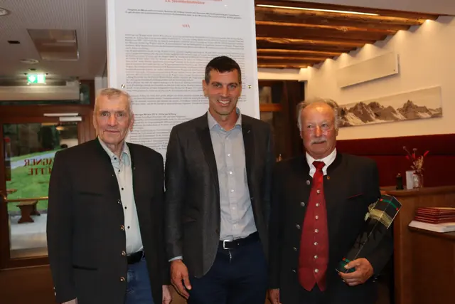 Drei Gewalthaber auf einem Bild: Paul Ruetz, der aktuelle Gewalthaber Andreas Matt und Alfons Falch.  | Foto: Elisabeth Zangerl